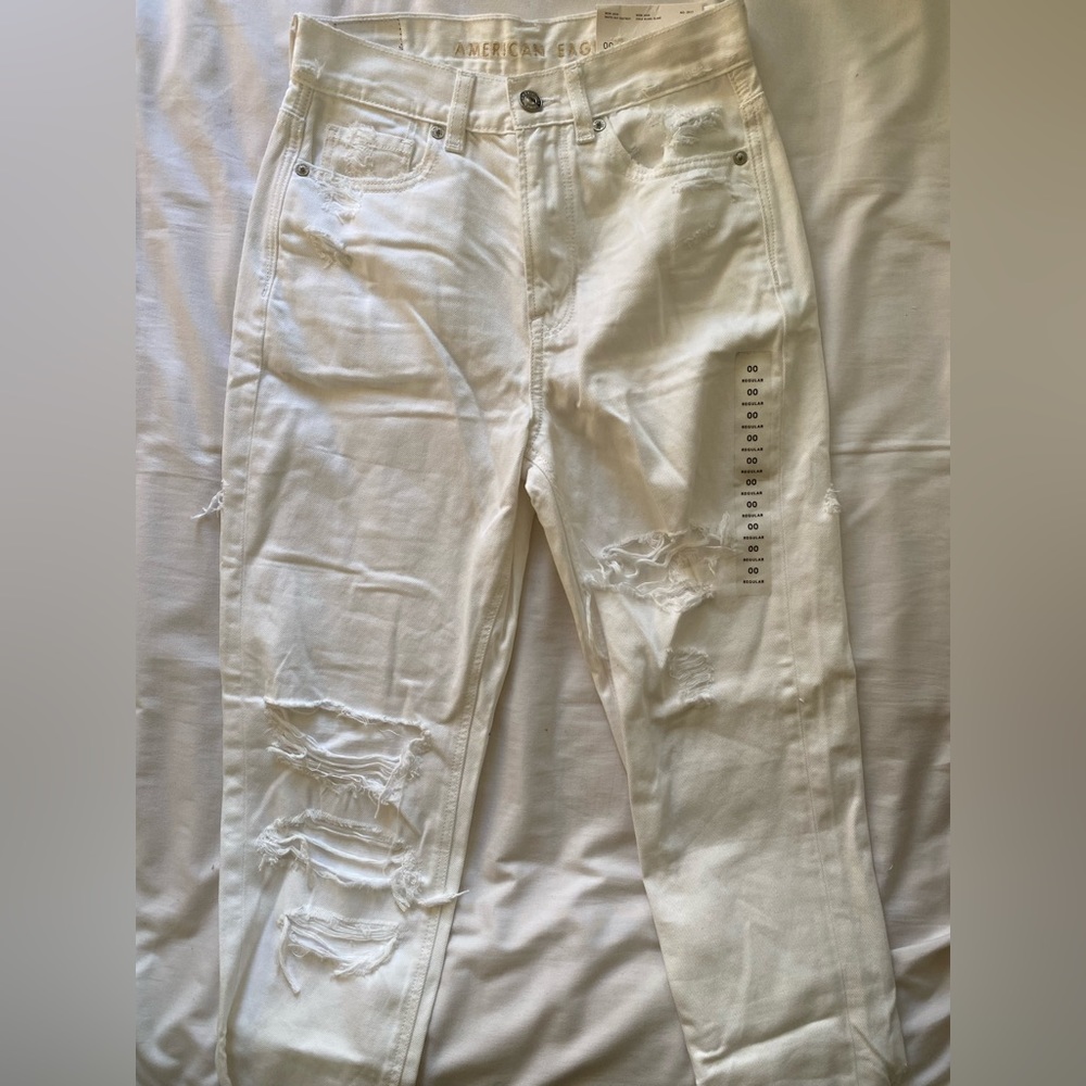 American Eagle Outfitter Ripped White Mom Jeans (Size 00)